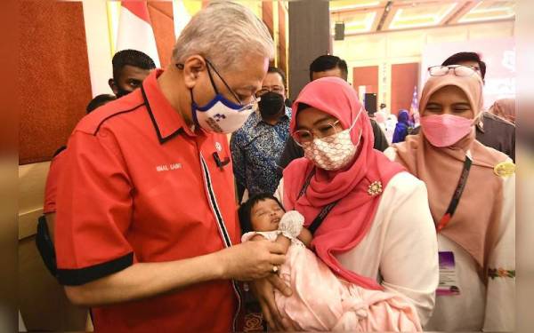 Ismail Sabri beramah mesra bersama perwakilan, Shalina Dolmat dan bayi, Nur Aufa Zahirah Mohd Nor Azlan pada Perhimpunan Agung UMNO 2021 di ibu negara pada Khamis.