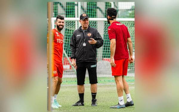 Feichtenbeiner (tengah) berbincang dengan dua pemain Selangor FC pada sesi latihan baru-baru ini. - Foto FB SELANGOR FC