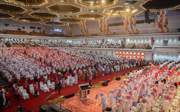 Ahli perwakilan UMNO yang hadir pada Perasmian Perhimpunan Agung Pergerakan Sayap Wanita, Pemuda dan Puteri UMNO sempena Perhimpunan Agung UMNO (PAU) 2021 di Dewan Merdeka Pusat Dagangan Dunia Kuala Lumpur (WTCKL) pada Rabu. - Foto Bernama