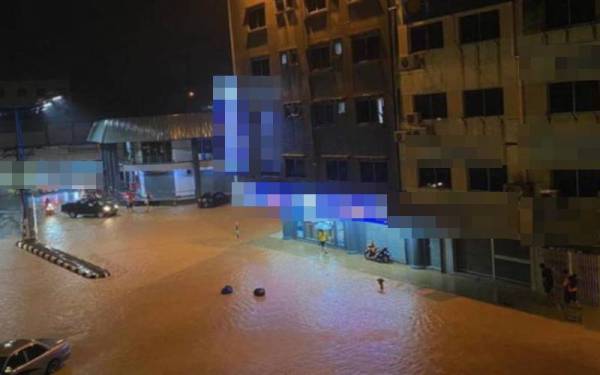 Air dari Sungai Penjuring mula melimpah ke kawasan bandar Bentong kira-kira pukul 10 malam sebelum mula surut kira-kira pukul 11.30 malam. - Foto ihsan JBPM