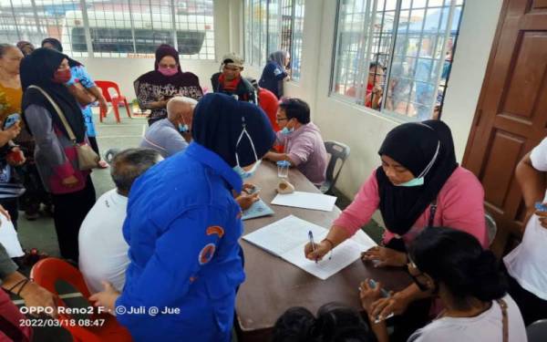 Antara mangsa terjejas akibat kebakaran ditempat transit sementara di Kampung Kurnia Jaya dan Kampung Hidayat Batu 4, Tawau.
