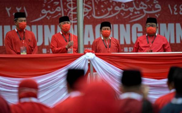 Presiden UMNO Datuk Seri Dr Ahmad Zahid Hamidi (dua dari kiri) menaikkan bendera Sang Saka Bangsa di Pusat Dagangan Dunia Kuala Lumpur sempena perasmian Perhimpunan Agung UMNO (PAU) 2021 pada Jumaat. - Foto Bernama