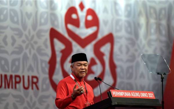 Ahmad Zahid menyampaikan ucapan dasar pada Perhimpunan Agung UMNO (PAU) 2021 di Pusat Dagangan Dunia Kuala Lumpur (WTCKL) pada Jumaat. - Foto Bernama
