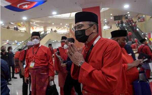 Hishammuddin menyapa pengamal media selepas mendengar ucapan dasar Presiden UMNO pada Perhimpunan Agung UMNO (PAU) 2021 di Pusat Dagangan Dunia Kuala Lumpur (WTCKL), pada Jumaat. - Foto Bernama 