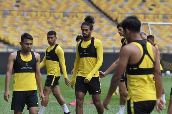 Skuad bola sepak Harimau Malaya menjalani latihan pada hari keempat di Stadium Nasional Bukit Jalil pada Khamis. - Foto Bernama
