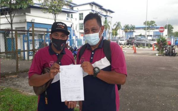 Jamaluddin dan Ahli Jawatankuasa persatuan tersebut, Fairuz Abdullah menunjukkan salinan laporan polis dibuat terhadap Kak Long 7E di IPD Seri Alam, Pasir Gudang, pada Jumaat.