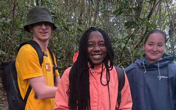 Tiga warga Perancis ditemui dalam keadaan selamat selepas tersesat di Gunung Berembun,Cameron Highlands pada Jumaat. Foto: JBPM PAHANG