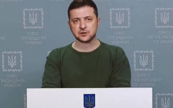 Video palsu Presiden Ukraine, Volodymyr Zelenskyy yang meminta tentera negaranya menyerah diri kepada tentera Rusia tersebar luar di media sosial. - Foto Agensi