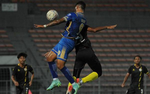 Antara aksi menarik perlawanan Kelantan menentang skuad Projek MSN-FAM dalam perlawanan Liga Premier di Stadium Bolasepak Kuala Lumpur pada Jumaat. FOTO: TRW Kelantan FC