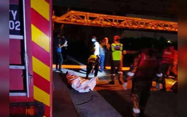 Mayat seorang lelaki berusia 37 tahun ditemukan dalam keadaan terapung di sungai berhampiran Jambatan Pasir Tumboh, Kota Bharu pada Jumaat. - Foto ihsan pembaca