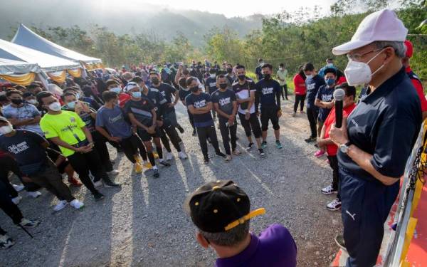 Mustapa (kanan) menyampaikan ucapan perasmian kawasan rekreasi dan pusat pelancongan di Dataran Bukit Salor pada Sabtu. - Foto Bernama