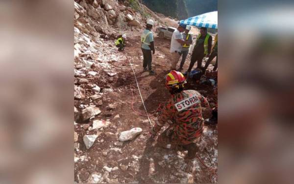 Pasukan bomba menjalankan pemeriksaan di lokasi mangsa dipercayai terperangkap dalam runtuhan kuari di Simpang Pulai. - Foto ihsan JBPM Perak