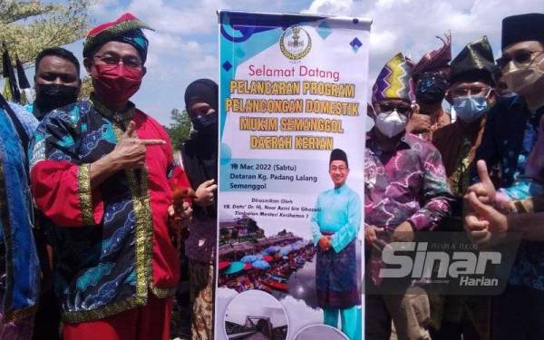 Noor Azmi (kiri) merasmikan Program Pelancongan Domestik Mukim Gunung Semanggol di Dataran Kampung Padang Lalang di Bagan Serai pada Sabtu.