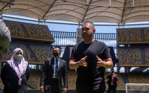 Tunku Ismail berkenan mencemar duli hadir meninjau keadaan padang di Stadium Nasional Bukit Jalil pada Sabtu. - Foto Bernama 