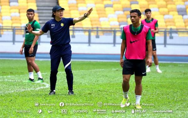 Pan-gon ketika mengendalikan sesi latihan Harimau Malaya di Stadium Nasional, Bukit Jalil. - Foto Football Association of Malaysia