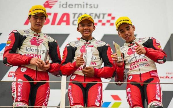 Hakim Danish (tengah) berjaya menjuarai perlumbaan pertama Kejuaraan Asia Talent Cup (ATC) 2022 yang berlangsung di Lombok, Indonesia pada Sabtu. - Foto Twitter Ahmad Faizal