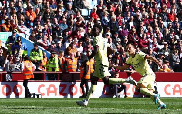 Saka meraikan jaringan bersama Cedric Soares (kanan) semasa aksi liga berdepan Aston Villa di Villa Park, Birmingham. - Foto AFP