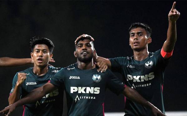 Sharvin (tengah) meraikan jaringan gol bersama para pemain Selangor 2 semasa menentang UiTM FC dalam perlawanan Liga Premier di Stadium UiTM Shah Alam pada Sabtu.