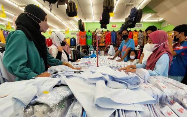 Tinjauan Sinar Harian di pasar raya sekitar bandaraya ini mendapati orang ramai bersilih ganti mengunjungi premis pilihan masing- masing.