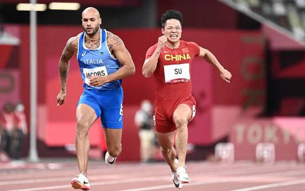 IMBAS KEMBALI...Bingtian (kanan) ketika beraksi dalam acara separuh akhir 100m lelaki Sukan Olimpik Tokyo 2020 di Tokyo, pada 1 Ogos 2021. FOTO: AFP