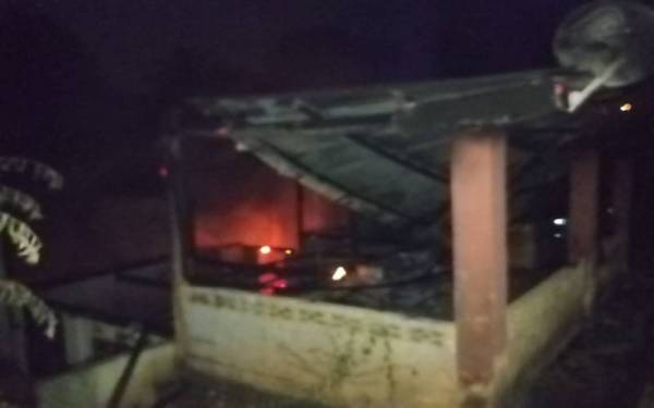 Keadaan rumah dihuni dua mangsa yang musnah dalam kebakaran di Felda Sungai Nerek, Jengka pada awal pagi Ahad.