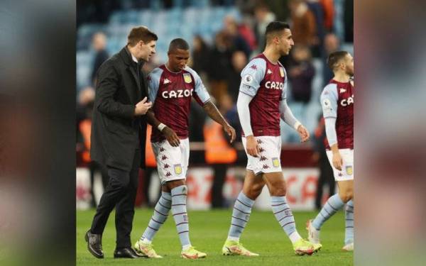 Gerrard menenangkan pemain Aston Villa setelah kekalahan 0-1 kepada Arsenal, pada Ahad. - Foto Getty Images