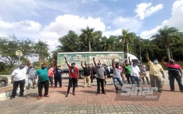 Pemandu lori di Negeri Sembilan yang berulang alik ke Singapura berharap kerajaan dapat membantu menampung mereka.