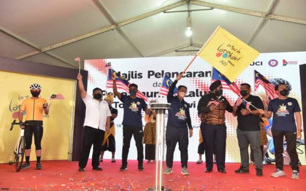 Ahmad Faizal menyempurnakan gimik perasmian pengenalan Laluan LTdL 2022 di Padang Awam Klebang Restu di sini pada Ahad.