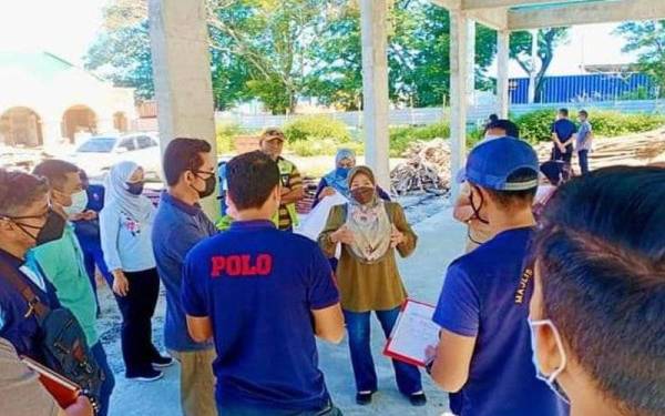 Noraini (tengah) turun padang bersama pasukan J-Force membuat pemantauan di kawasan perindustrian Bandar Sultan Sulaiman, Pelabuhan Klang pada Sabtu.