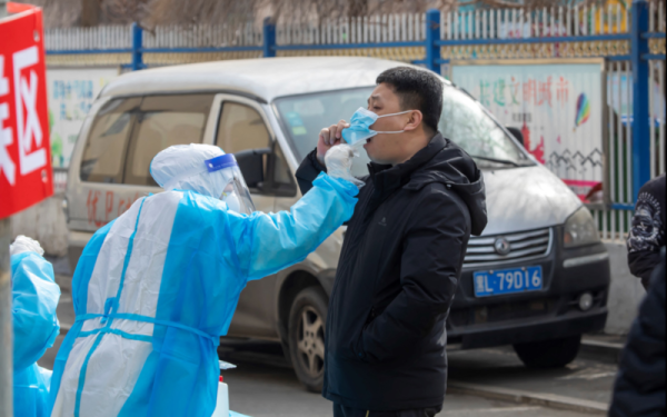 Penduduk di wilayah Jilin diarahkan menjalankan ujian calitan hidung. - AFP