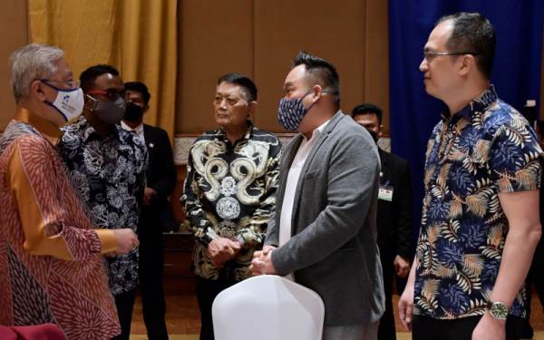 Ismail Sabri (kiri) beramah mesra bersama ahli perniagaan Malaysia di Vietnam pada Majlis Perjumpaan bersama Keluarga Malaysia di Vietnam pada Ahad. - Foto Bernama