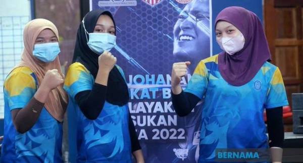 Tiga sahabat karib dari kem angkat berat Perlis berazam mempamerkan prestasi terbaik. - Foto Bernama