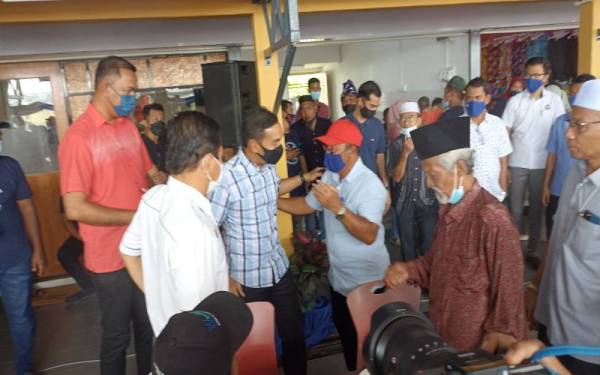 Onn Hafiz ( tengah) beramah mesra dengan penduduk yang hadir pada Majlis Santai bersama Menteri Besar di Gerai Daerah Simpang Rengaam di sini pada Ahad.