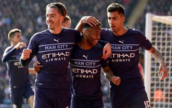 Sterling meraikan jaringan bersama para pemain Manchester City ketika bertandang ke St Mary's dalam aksi kelompok lapan terbaik Piala FA.