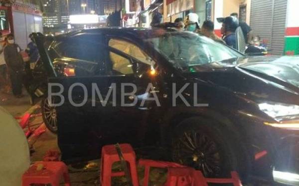 Keadaan di restoran selepas dirempuh sebuah kereta. - Foto JBPM