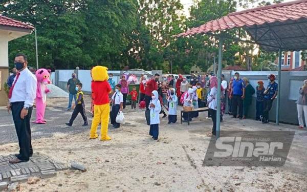 Murid-murid teruja kembali ke sekolah secara bersemuka pada Isnin.