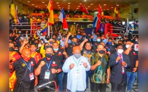 Shahnaz (tiga dari kanan) di Kejohanan Muaythai Elit Kebangsaan 2022 di Pusat Tarbiah Islamiah Kelantan (Putik) Pengkalan Chepa, pada Isnin.