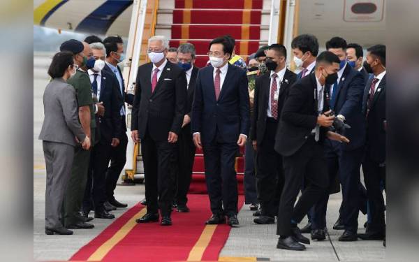 Perdana Menteri Datuk Seri Ismail Sabri Yaakob disambut Pengerusi Kerajaan Vietnam, Tran Van Son (kanan) selaku menteri pengiring ketika tiba di Lapangan Terbang Antarabangsa Noibai Hanoi pada Ahad. - Foto Bernama