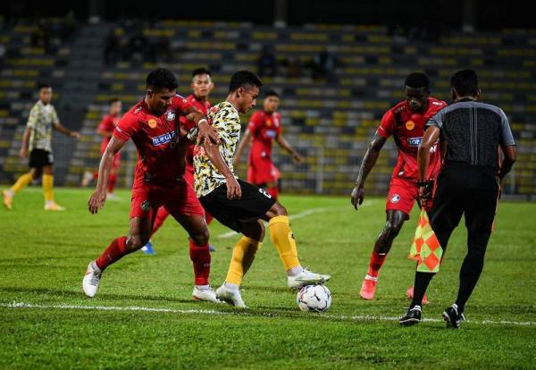 Dua pemain PDRM FC cuba menyekat pemain Perak FC, Alif Zikri (tengah) pada aksi saingan Liga Premier Malaysia 2022 di Stadium Perak malam Ahad. -Foto Bernama