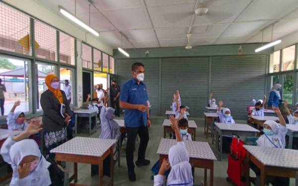 Mohd Radzi meninjau pengoperasian hari pertama sekolah di SK Syed Idrus, Kampung Kuang Hilir, Chemor, pada Isnin.