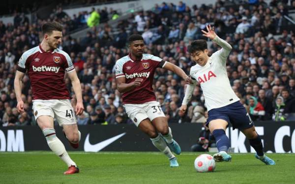 Pertahanan West Ham, cuba mengekang asakan daripada pemain Spurs, Son Heung-min pada perlawanan berkenaan. - Foto Getty Images