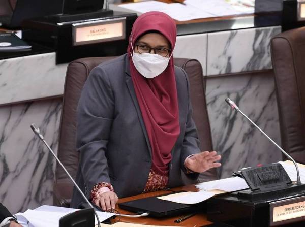 Siti Mariah ketika menjawab soalan berkaitan peningkatan kes Covid-19 di Selangor pada Mesyuarat Pertama Penggal Kelima DUN Selangor Yang Ke-14 T di Bangunan Dewan Negeri Selangor pada Isnin. - Foto Bernama