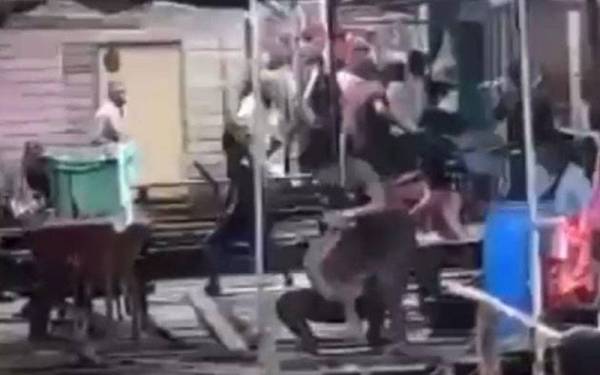 Tangkap layar video tular di media dipercayai melibatkan pergaduhan antara penduduk berhubung isu pembinaan jambatan di Kampung Kurnia Jaya, Batu 4, Tawau sejak malam Ahad.