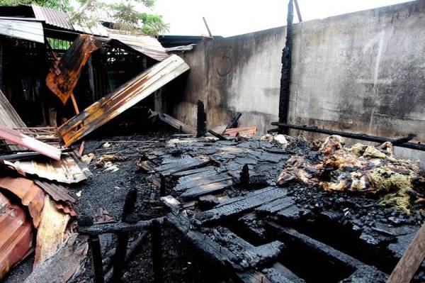 Sebanyak 35 ekor kambing yang diternak dalam sebuah kandang mati akibat kebakaran tengah malam Ahad di Taman Temara Pasir Putih ketika tinjauan pada Isnin. - Foto Bernama
