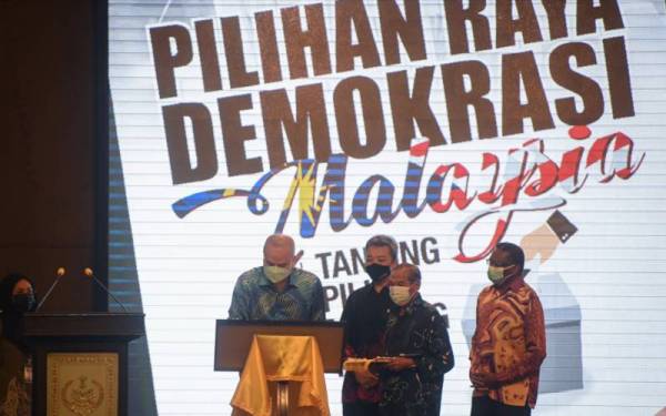 Sultan Perak yang juga Canselor Universiti Malaya (UM), Sultan Nazrin Shah (kiri) berkenan menyempurnakan gimik pelancaran buku ‘Pilihan Raya Demokrasi Malaysia: Tanding, Pilih, Menang, Tadbir’ pada Isnin. - Foto Bernama