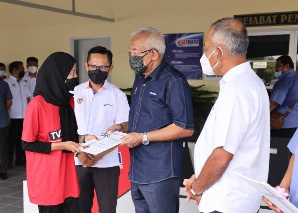 Menteri Pembangunan Luar Bandar Datuk Seri Mahdzir Khalid (dua dari kanan) menyampaikan sijil penyertaan kepada peserta TVET Junior pada Program Tinjauan Mesra dan Penyampaian Sijil TVET Junior@Padang Terap di GiatMARA Padang Terap, di sini, pada Isnin.
