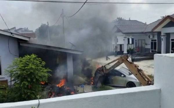 Tindakan seorang lelaki menggunakan jengkaut mengalihkan kereta jirannya yang terbakar berjaya mengelakkan api merebak ke bahagian rumah dalam kejadian di Kampung Kubu Gajah di sini pada Isnin.