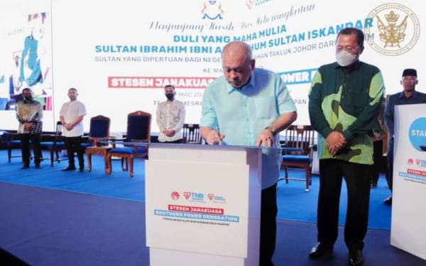 Sultan Ibrahim merasmikan Stesen Janakuasa Southern Power Generation (SPG) yang dimasyhurkan sebagai Sultan Ibrahim Power Plant di Pasir Gudang, di sini pada Selasa.