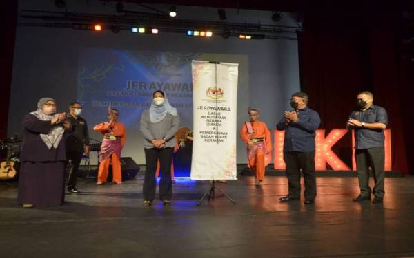 Nolee Ashilin (dua dari kiri) menyempurnakan gimik perasmian Jerayawara Dasar Kebudayaan Negara dan Hari Seniman Negara peringkat negeri di Auditorium JKKN Perak pada Selasa.