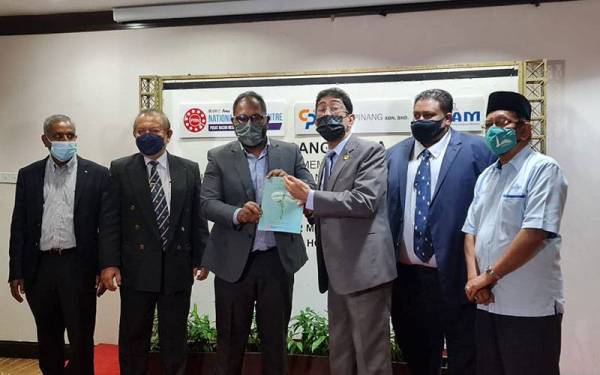 Datuk Zahidi (empat dari kiri ) menerima Memorandum Dapatan Forum Awam: Masa Depan Mampan Industri Perubatan Kanabis, Hemp dan Ketun di Malaysia daripada Cheras Pinang Sdn Bhd pada Selasa.